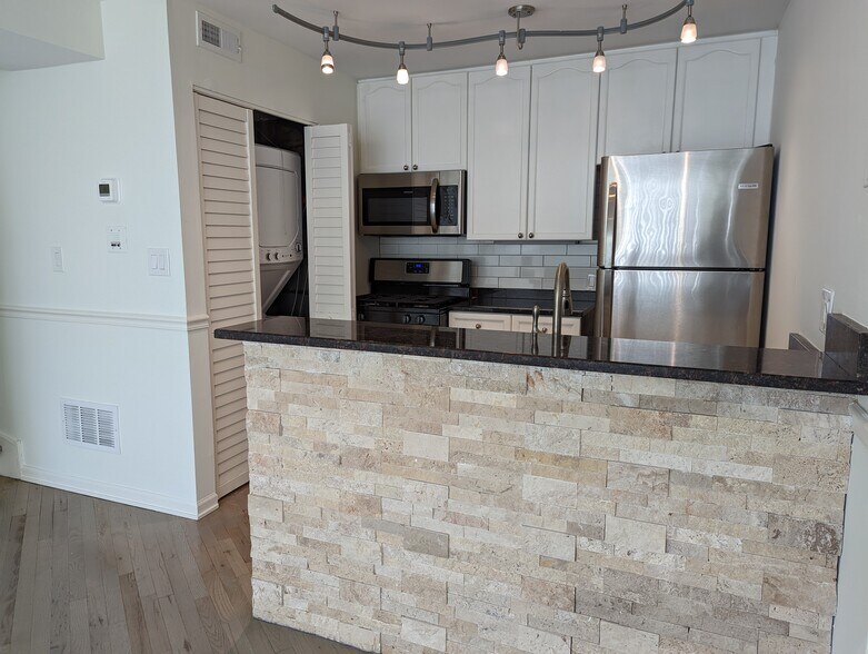 Building Photo - 1014 W Grace St