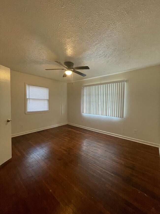 Building Photo - 307 W McGee St