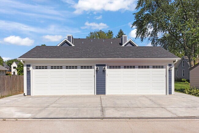 Building Photo - 715 N Brainard St