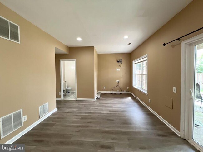 Building Photo - 22464 Maison Carree Square