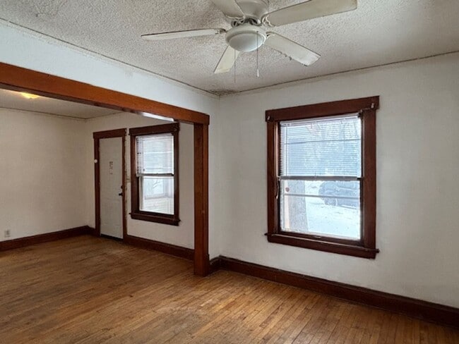 Building Photo - 3 BR/1 BA Single-Family Home in St. Paul!