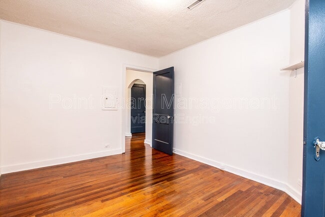 Building Photo - 621 N Broadview Ave