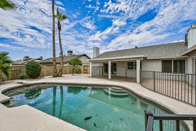 Building Photo - 4 bedroom with Pool !!