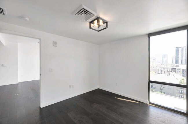 Building Photo - Luxury Condo in the Heart of Downtown Phoe...