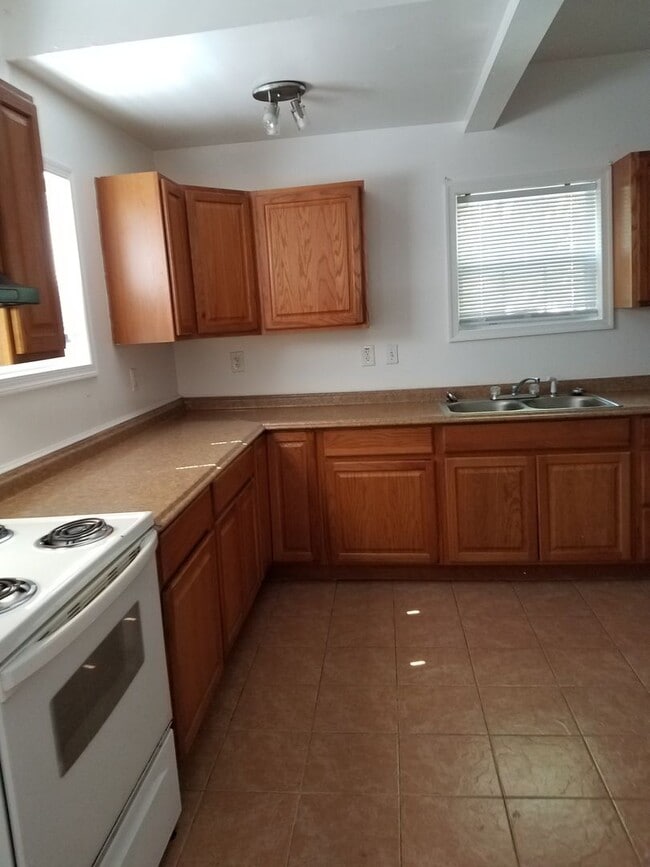 Building Photo - 4 bedroom 2 bath unit within minutes of Old Dominion University