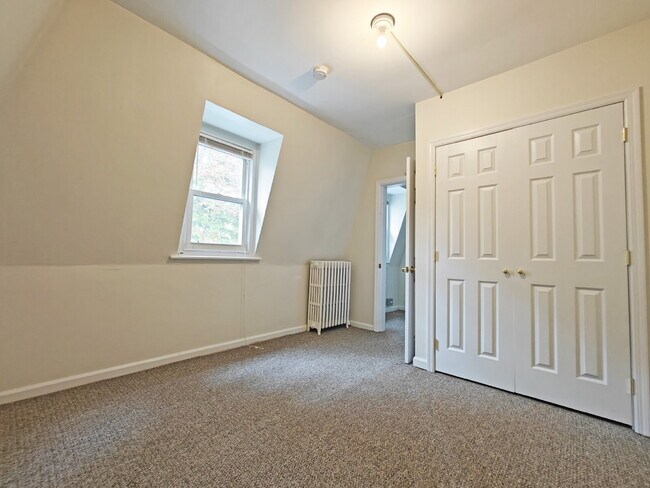 Building Photo - 496 Tappan Rd