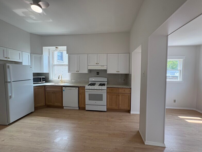 Kitchen - 5034 N Western Ave