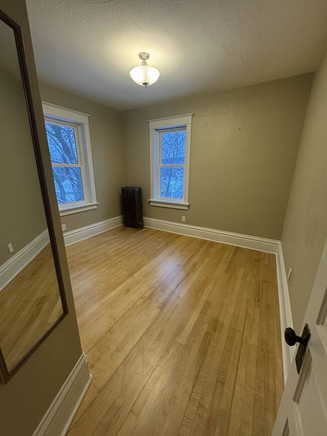 Building Photo - 3 Bedroom Freshly Renovated Family Home in Houghton