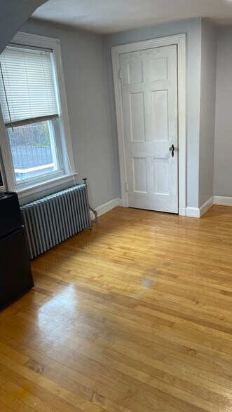 Building Photo - 58 Hunting St