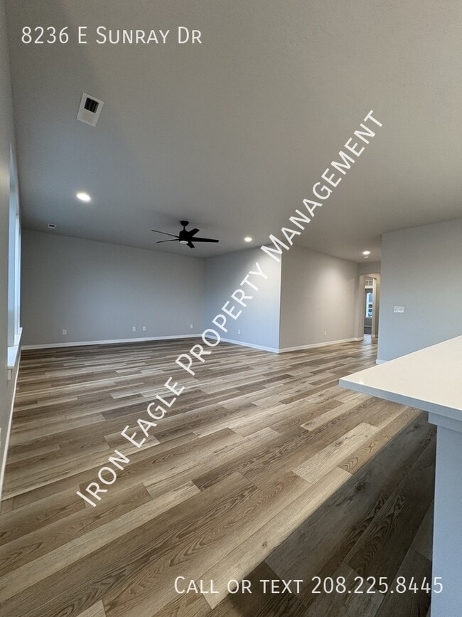 Building Photo - 8236 E Sunray Dr