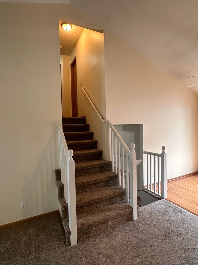 Building Photo - Three bedroom 3 bathroom in popular Bellevue