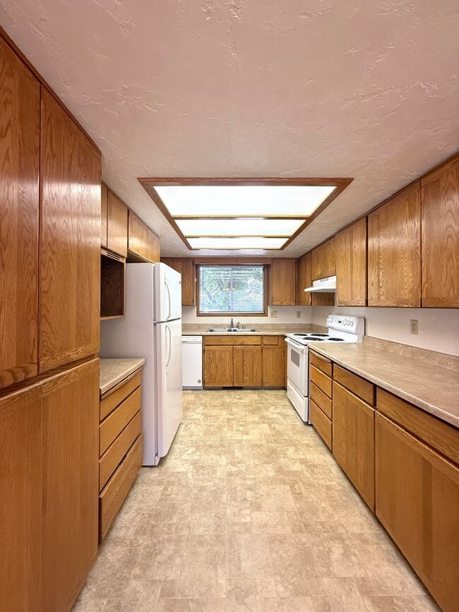 Building Photo - Roomy 3 Bed, 2 Bath Home in Northeast Medford
