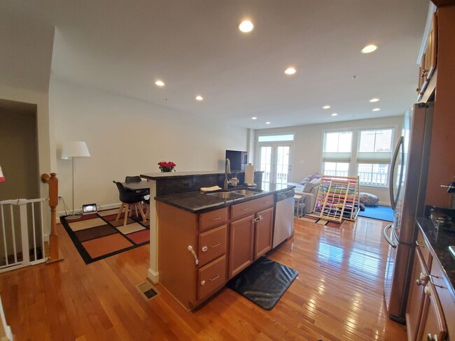 Building Photo - Beautiful 4 Bedroom Townhome in Gaithersburg!