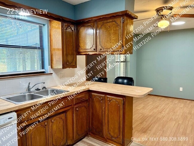 Building Photo - 223 Pineview-
