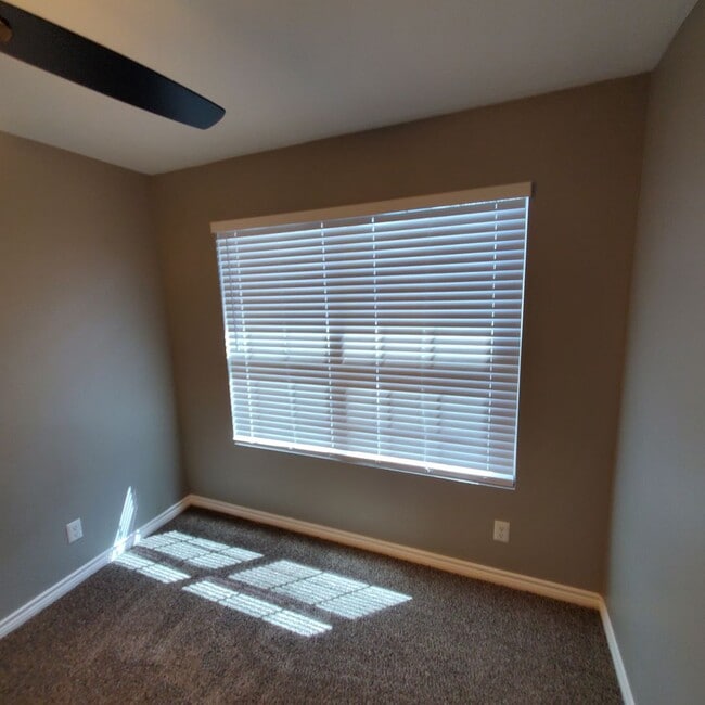 Building Photo - Beautiful Town Home