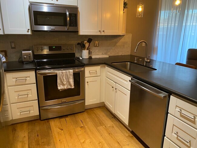 Building Photo - 2384 Pleasant Way