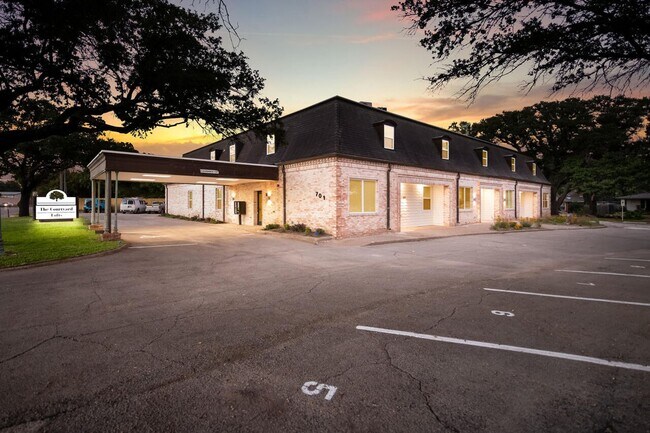 Building Photo - The Courtyard Lofts ~ Two Bedroom Apartment