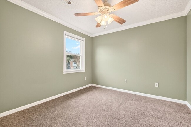 Building Photo - Quiet Retreat, Prime Location!