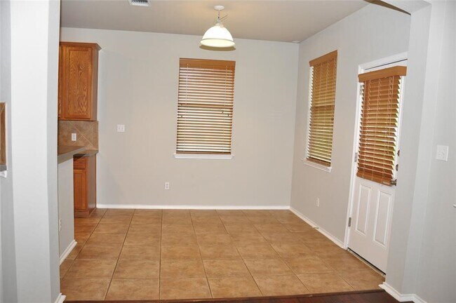 Building Photo - 507 Las Colinas Dr