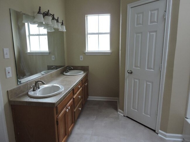 Building Photo - Great 3 Bedroom, 2 Bath Home - No Carpet