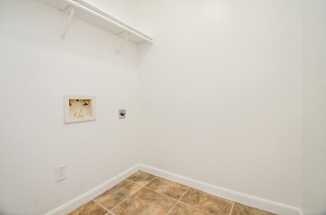 Building Photo - 2110 Pickerton Dr