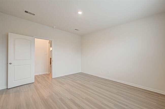 Building Photo - 305 Wayne County Dr