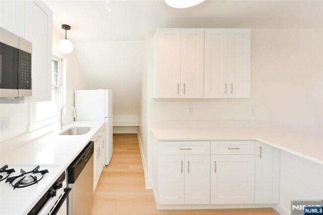 Building Photo - 244 Van Winkle Ave