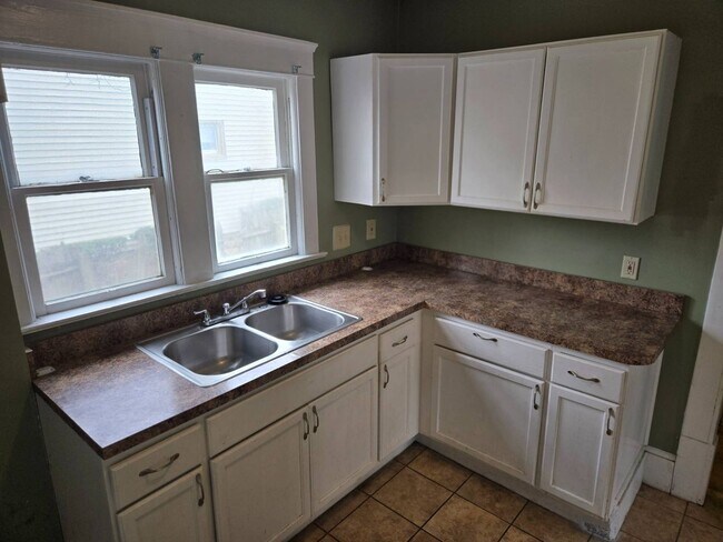 Building Photo - Charming 4-Bedroom Property in Prime Location