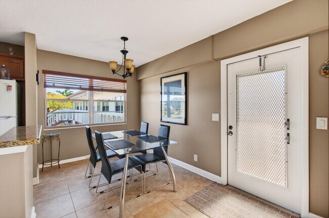 Building Photo - 33 Fanshaw A