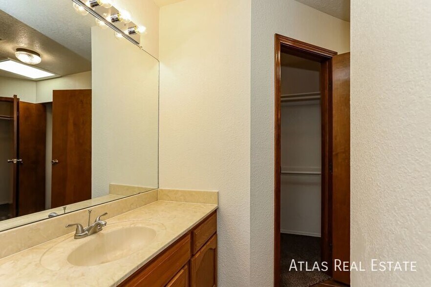 Building Photo - 7648 S Danforth Ave