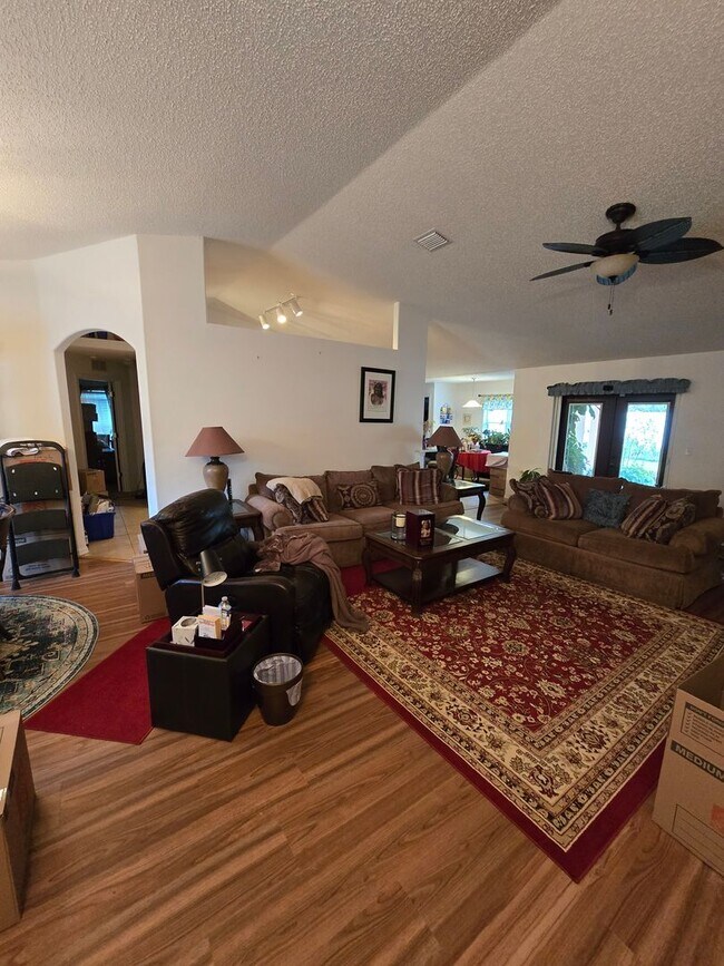 Building Photo - 4 bedrooms, 2 bathrooms, 2 car garage