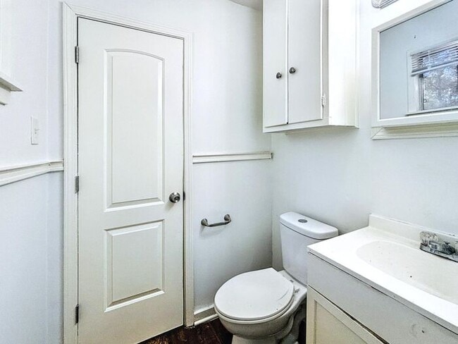 Building Photo - Charming 3-Bedroom Home with Modern Comfor...