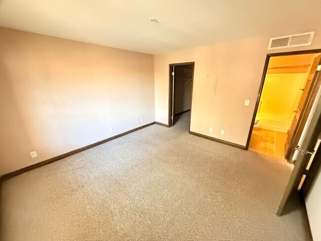 Building Photo - Desert Shores area