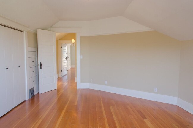 Building Photo - 4Bd/2.75Ba Seattle House