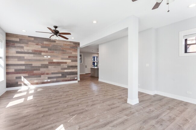 Building Photo - 1062 W Glenlake Ave