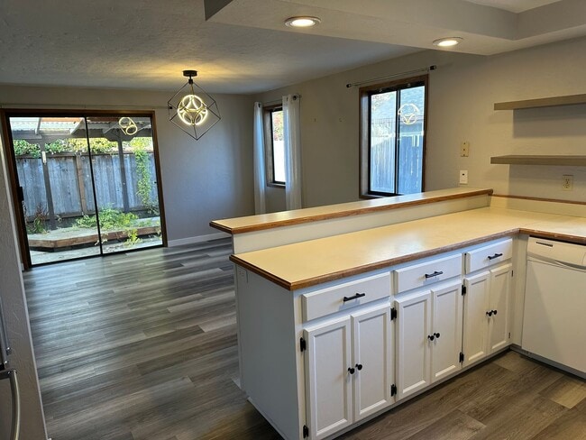 Building Photo - Updated 3 bedroom 1.5 bath house in Eugene!