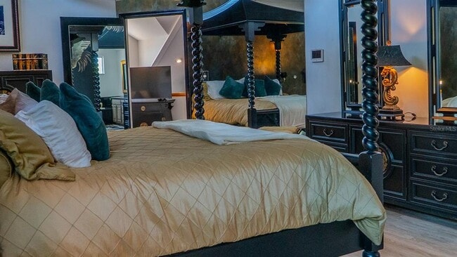 Building Photo - 1635 Royal Palm Dr S