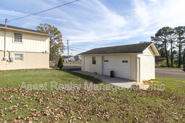 Building Photo - 9061 Shallowford Rd