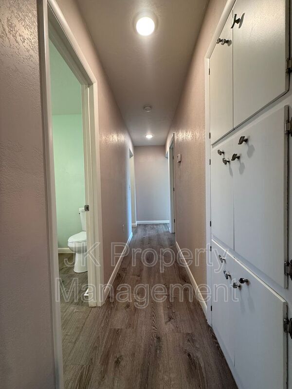 Building Photo - 105 Riverview Dr W