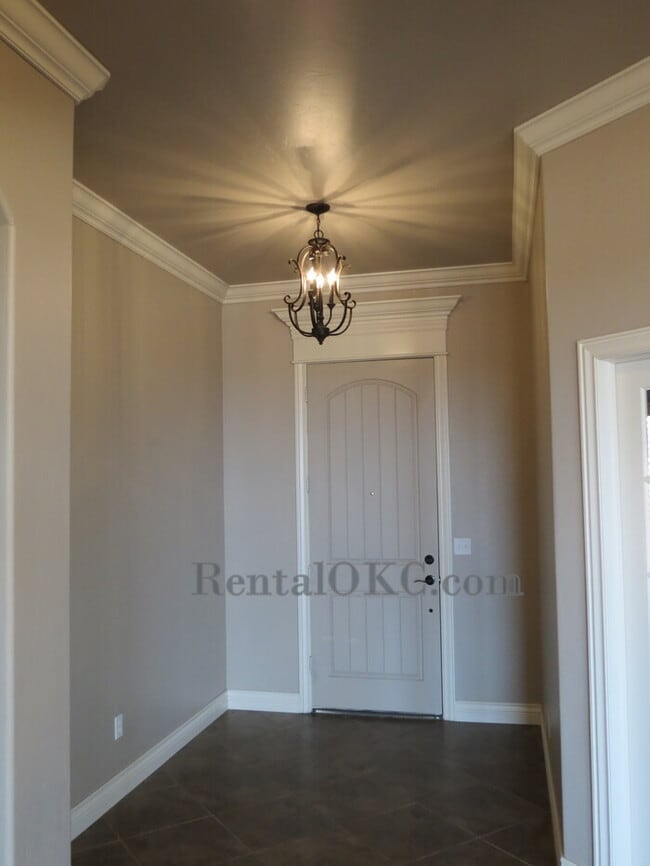 Building Photo - Stunning 3 Bed/2 Bath with office with bea...