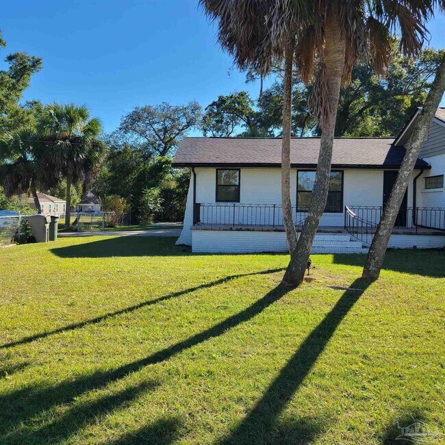 Building Photo - 1301 W Lee St