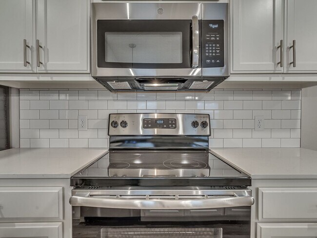 Building Photo - Very Nice 4 Bedroom 2 Bath Duplex in Oakdale Schools - Lawn Care Included