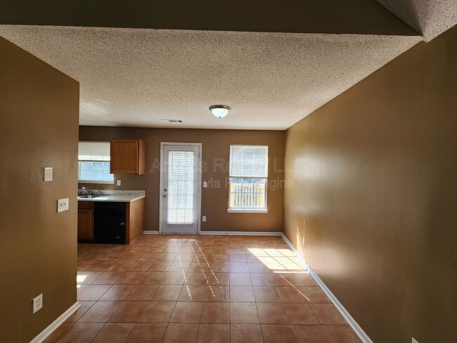 Building Photo - 3081 Dogwood Ave