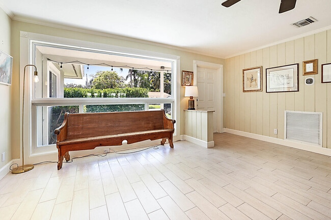 Building Photo - 711 NW 7th Dr