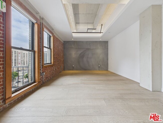 Building Photo - 808 S Broadway