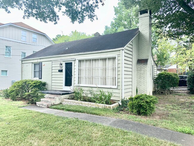 Building Photo - Cute as can be Bungalow