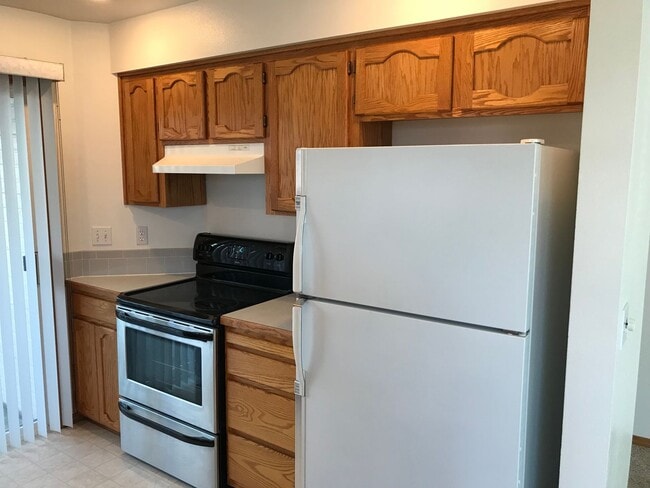 Building Photo - Adorable Well-Cared-For Duplex w/ Garage &...