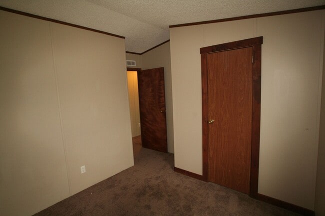 Building Photo - 3 br 2 bath manufactured centrally located