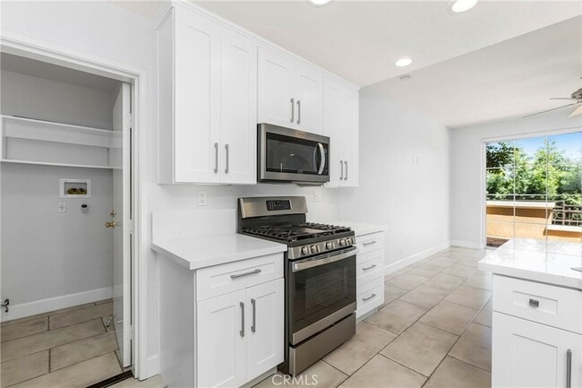 Building Photo - 10 Bravo Ln