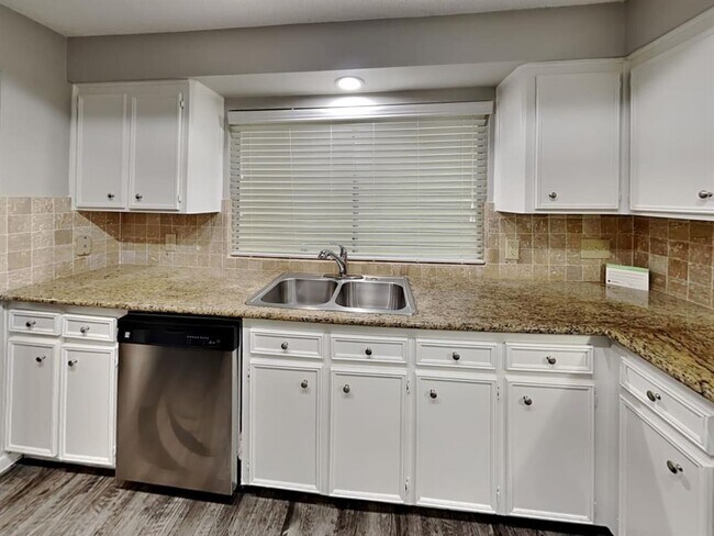 Building Photo - 1403 Ravenscourt Dr